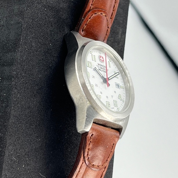 WENGER Swiss Military Woman’s Watch/used/Vintage. main image 9
